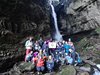 094gg UN GRUPPO ALLA CASCATA